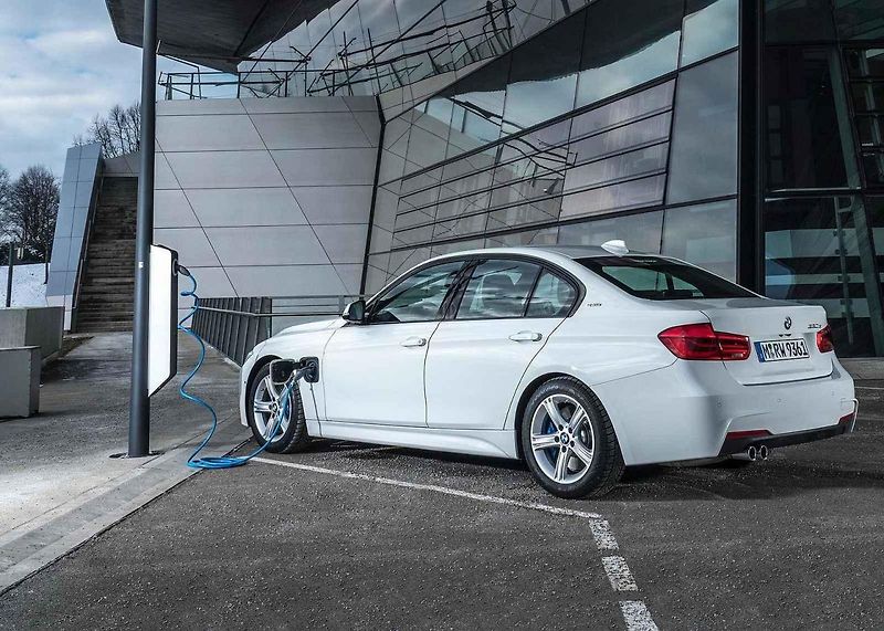 V Praze kromě elektromobilů zaparkují zdarma už jen hybridy do zásuvky.