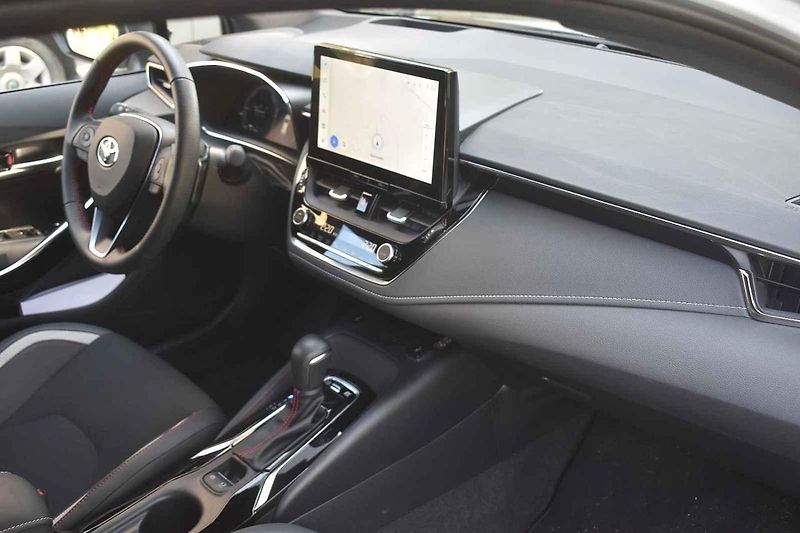 Modernizovaná Toyota Corolla TS se dobře cítí i na venkovských silnicích