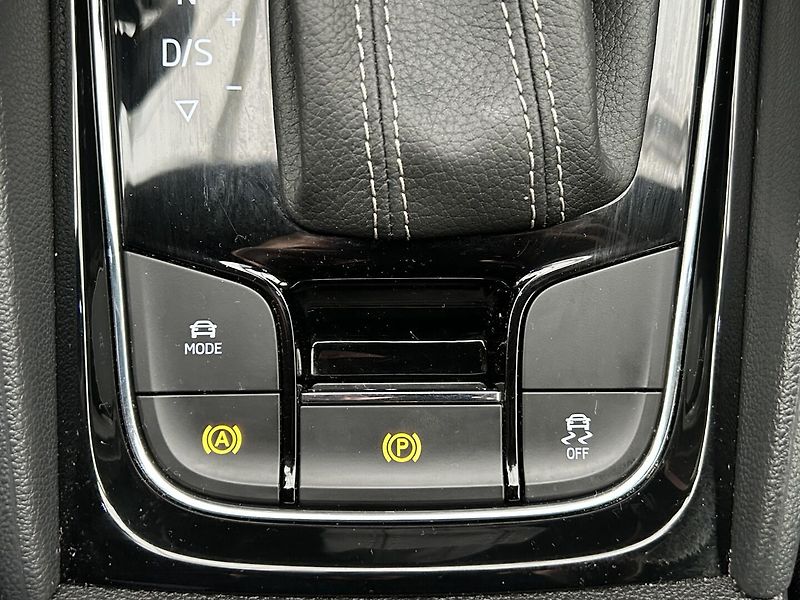 Škoda Karoq 1.5 TSI SportLine - fotka 17 z 32