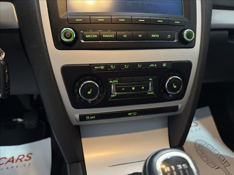 Škoda Octavia 1,4   TSI FAMILY XENON ŠÍBR TZ - fotka 17 z 45