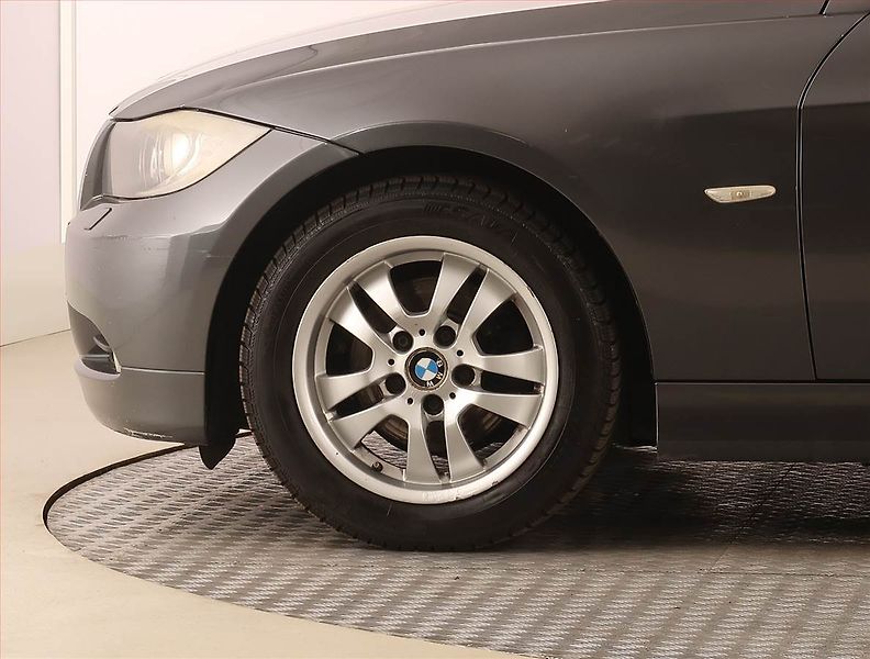 BMW Řada 3 (2005) 320 i, po STK, jezdí dobře - fotka 13 z 16