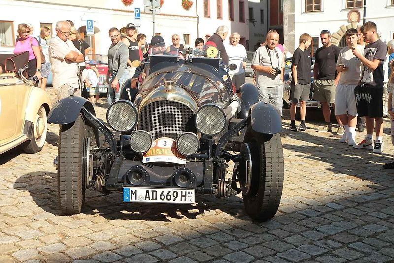 Nablýskaní krasavci a jejich řidiči v centru Prachatic.