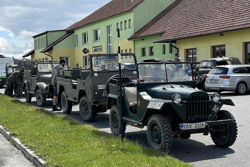 Veterány soutěžící o Zlomenou poloosu při své zastávce v Koutech.