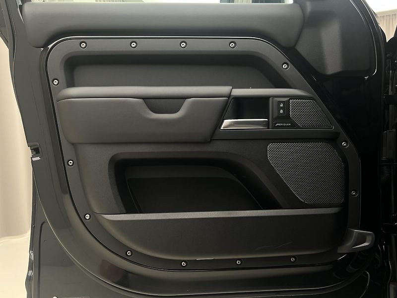 Land Rover Defender 110 D300 HSE AUT CZ - fotka 8 z 51