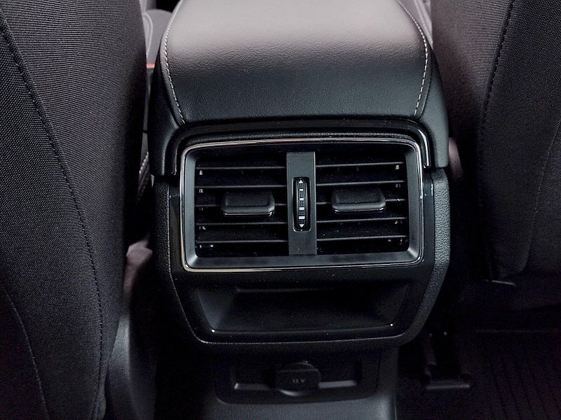 Škoda Karoq (2023) Style Plus 2,0 Tdi 110 Kw 4x4 - fotka 27 z 36