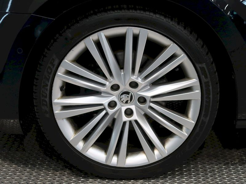 Škoda Superb (2020) LAURIN&KLEMENT 2.0TDI 140KW DS - fotka 12 z 48