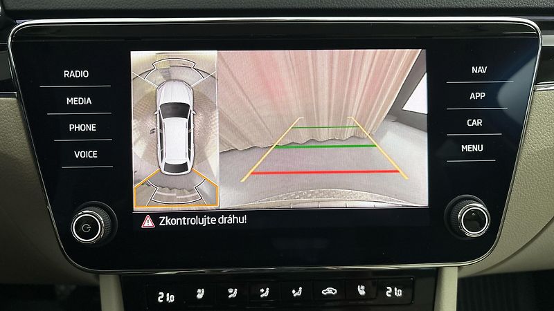 Škoda Superb 2.0 TDI DSG L&K Combi - fotka 12 z 35