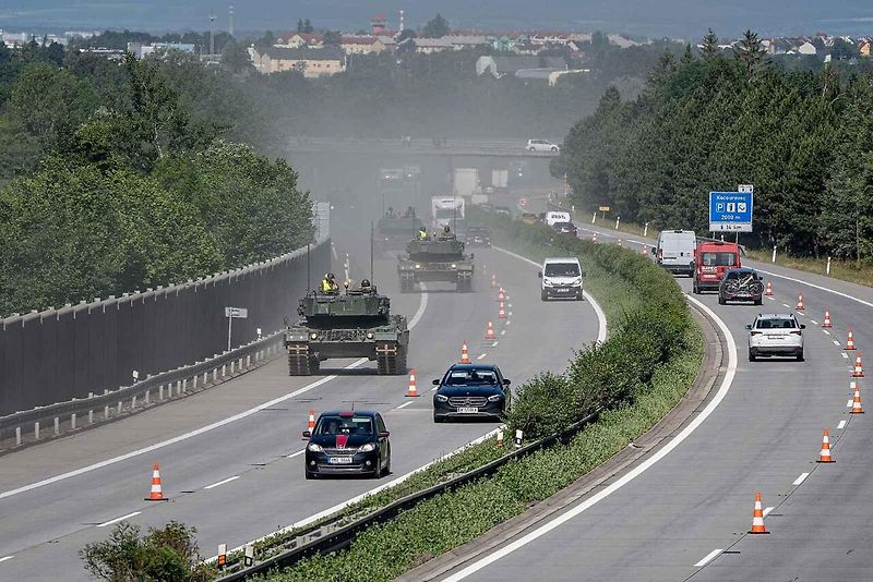 První armádní výcvik přesunu tanků Leopard 2A4 na dálnici D35.