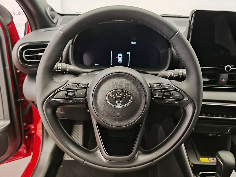 Toyota Yaris 1.5 TNGA HEV Executive VIP - fotka 13 z 33