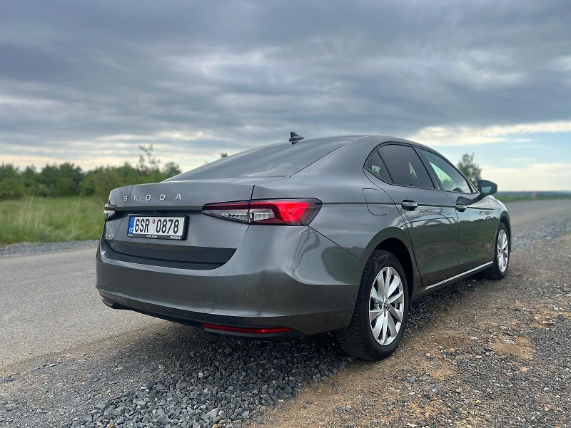 Škoda Superb 2.0 TDi Selection ČR - fotka 4 z 14