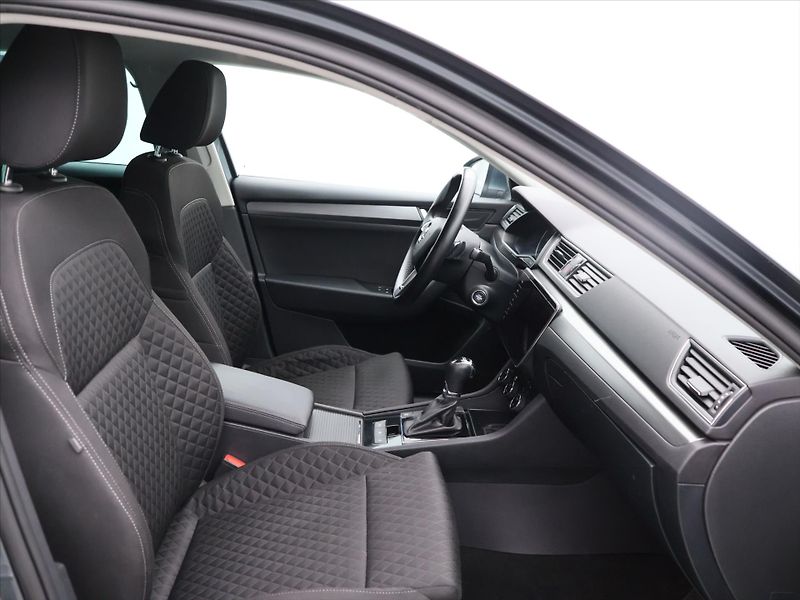 Škoda Superb 2,0 TDI DSG Style - fotka 12 z 36