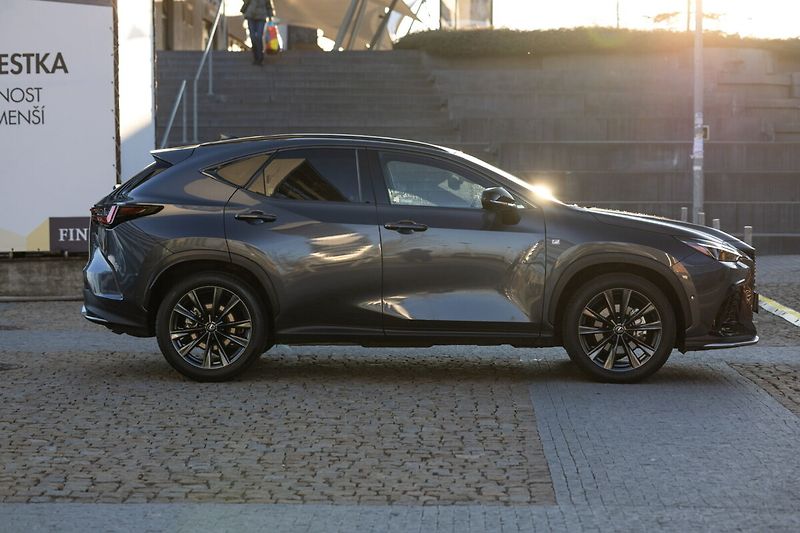 Lexus NX 350h 350H 2,5 HEV F SPORT TOP - fotka 36 z 36