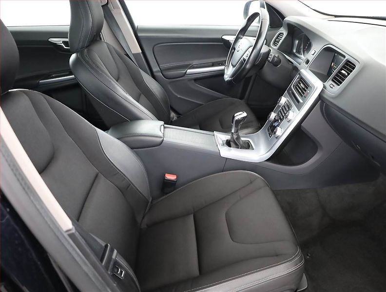 Volvo V60 (2016) D3 2.0, Navi, Tempomat - fotka 7 z 18