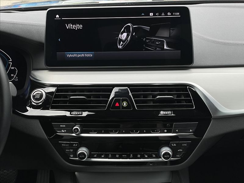 BMW Řada 5 2,0 530e xDrive A8 Luxury Line - fotka 11 z 22