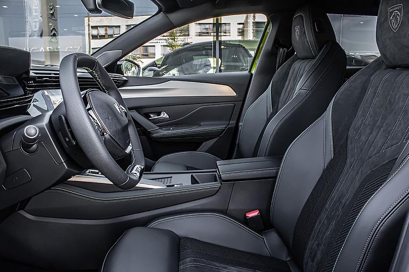Peugeot 408 (2026) 1,6 GT Plug-in HYBRID 240 e-DC - fotka 12 z 22
