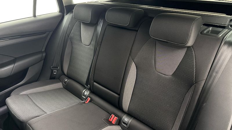 Škoda Octavia 2.0 TDI Ambition Combi - fotka 16 z 23