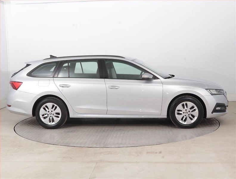 Škoda Octavia (2023) Ambition 2.0 TDI, ČR,1.maj - fotka 6 z 15