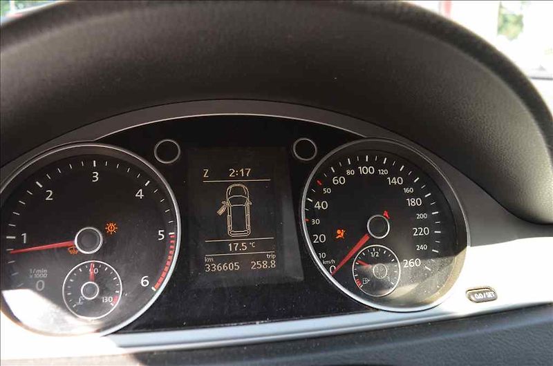 Volkswagen Passat (2012) VARIANT 1,6 TDI - fotka 18 z 24