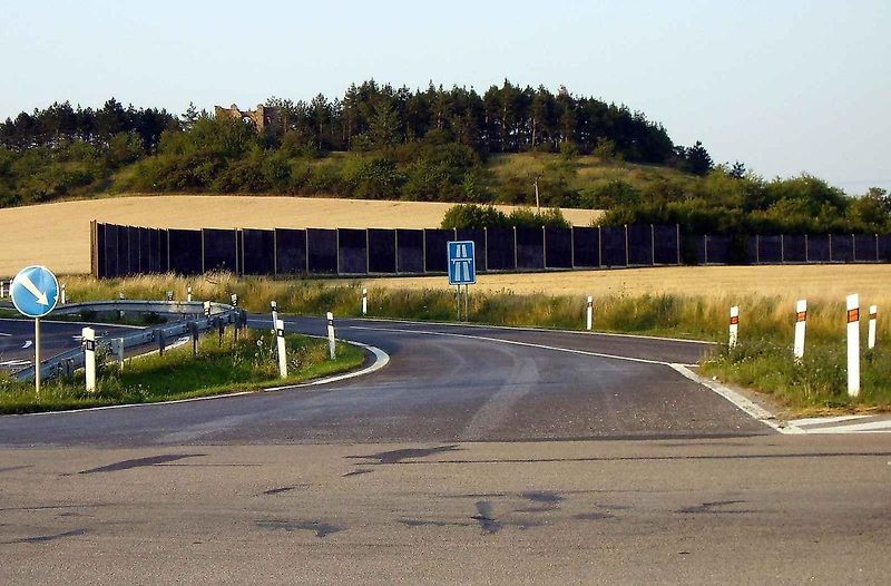 Patníky, správněji směrové sloupky, jsou nezbytným a důležitým doplňkem silničního provozu, který může i zachraňovat životy. Na silnicích se vyskytují v několika barevných provedeních.