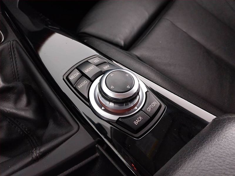 BMW Řada 3 (2013) Edition Sport 320 i - fotka 16 z 24