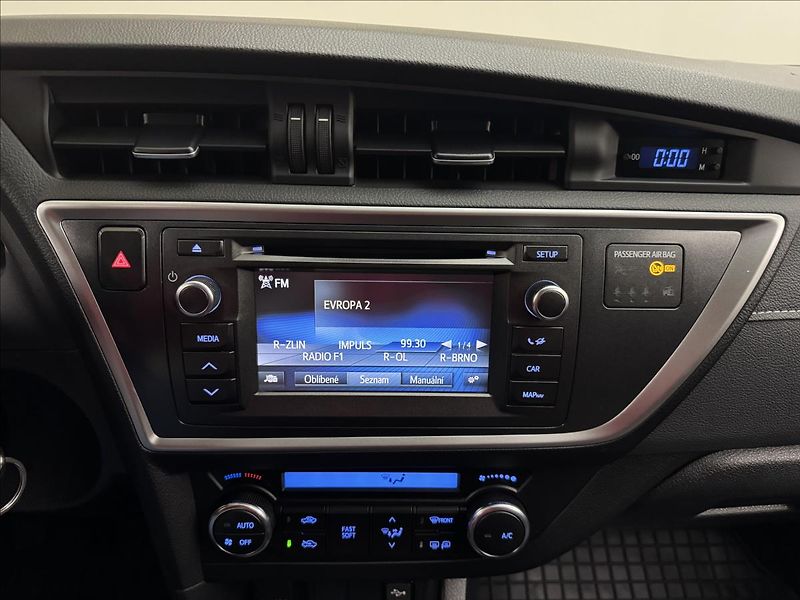 Toyota Auris 1,4 66kW NAVI KAMERA TAŽNÉ - fotka 14 z 32