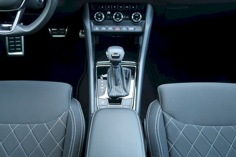 Škoda Karoq (2025) SPORTLINE 1.5 TSI 110 kW DSG - fotka 26 z 29