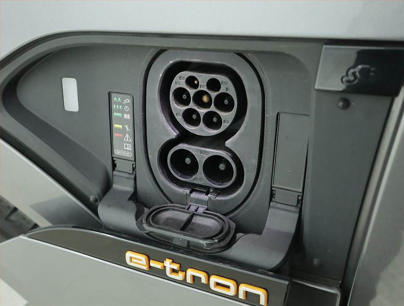 Audi e-tron (2020) S-Line 50 quattro - fotka 18 z 19