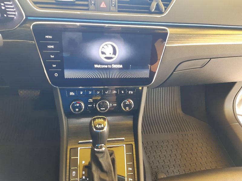 Škoda Superb 2.0 TDI Combi STYLE +  - fotka 9 z 31