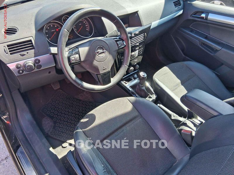 Opel Astra (2008) 1.6 16V - fotka 3 z 3