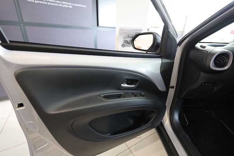 Toyota Aygo Hybrid 1.5 Style Smart e-CVT - - fotka 18 z 18