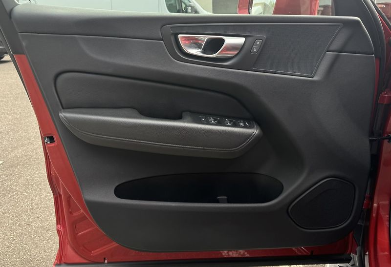 Volvo XC60 B4 (nafta) FWD příd. top. TZ  - fotka 10 z 43