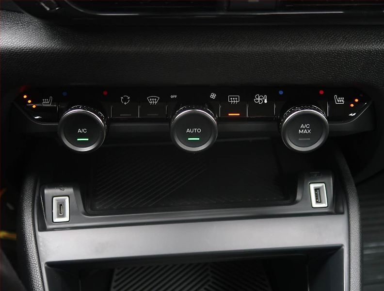 Citroën C4 (2024) 1.2 PureTech, Automat, ČR - fotka 18 z 23