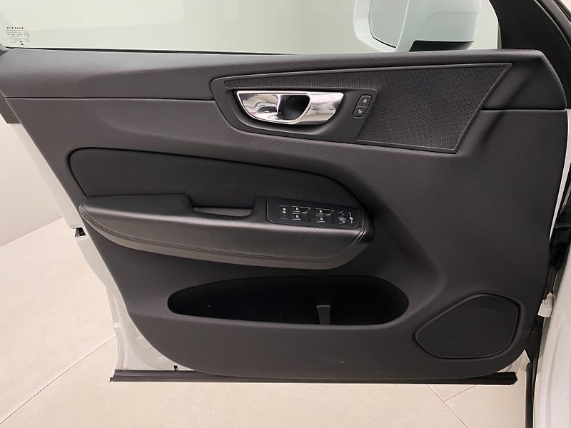 Volvo XC60 T5 MOMENTUM AUT CZ - fotka 7 z 43