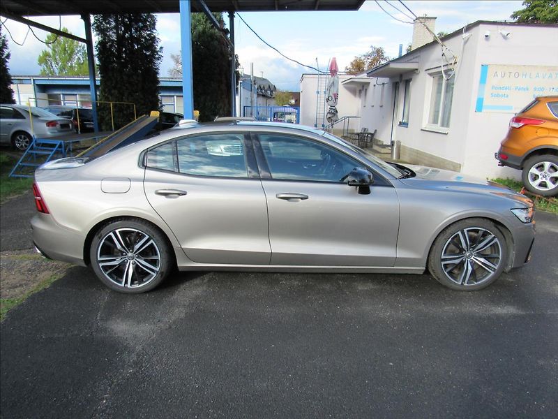 Volvo S60 2,0 B5 184kW AWD R-Design - fotka 8 z 34