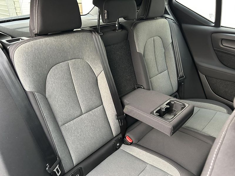 Volvo XC40 2.0  B4 Momentum Pro - fotka 16 z 31