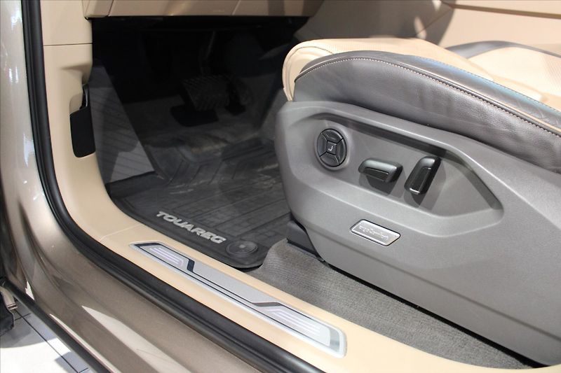 Volkswagen Touareg V6 TDi 210kW 4MOTION ACC/DYN/N - fotka 12 z 38