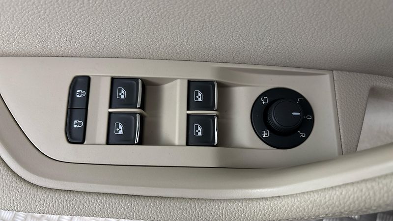 Škoda Superb 2.0 TDI DSG 4x4 L&K Combi - fotka 24 z 36