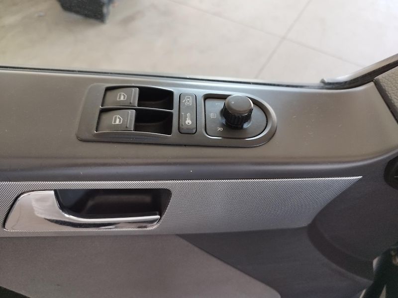 Volkswagen Multivan (2006) TDI,96KW,7MÍST,ALU,TAŽNÝ - fotka 14 z 21