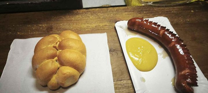 Na Cukrák jezdí milovníci retra za klobásou na papírovém tácku.