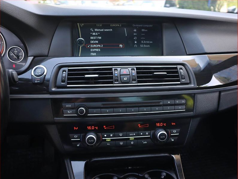 BMW Řada 5 (2013) 530d xDrive, 4X4, Automat - fotka 12 z 23