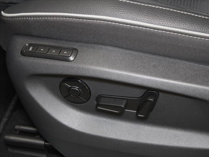 Škoda Kodiaq 2,0 TDI 4x4 Sportline 22tkm.TZ - fotka 26 z 33
