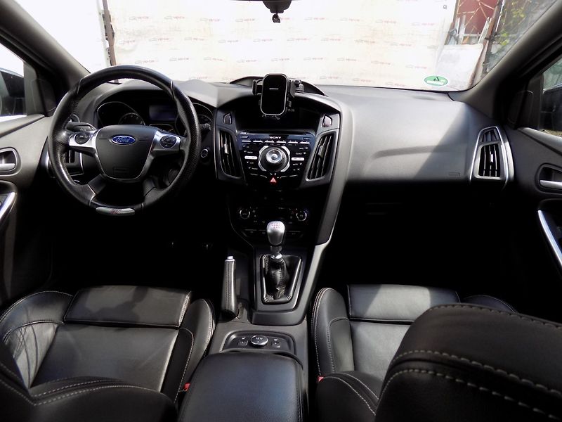 Ford Focus (2013) 2.0i ST/Bi-xenon/kůže/LED/ - fotka 19 z 36