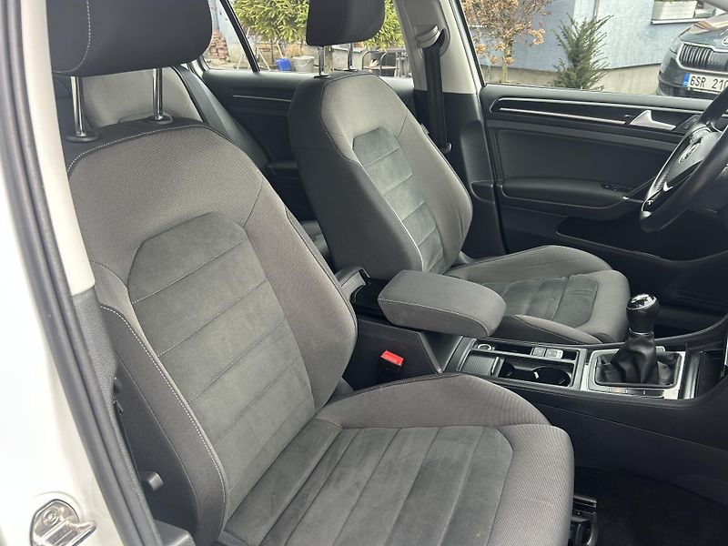 Volkswagen Golf Variant 2,0TDi Highline NAVI LEDMATRIX - fotka 35 z 69