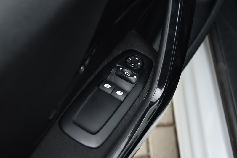 Peugeot 208 1.2i 60kW 1.MAJITEL DPH ČR - fotka 19 z 19