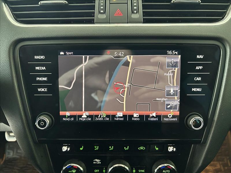 Škoda Octavia 2,0   TSI 180kW,RS,MANUÁL,SERV - fotka 16 z 34