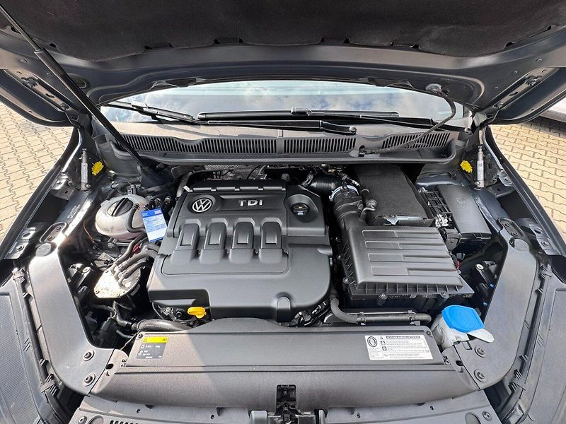 Volkswagen Touran (2016) 7X 2,0 TDI 110 KW 2 MAJ TAŽNÉ - fotka 42 z 50
