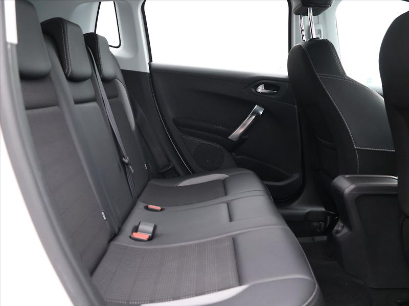 Peugeot 2008 1,6 HDI 73kW CZ - fotka 12 z 29