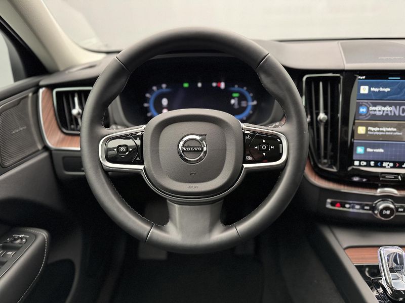 Volvo XC60 T8 AWD BRIGHT PLUS REZERVACE - fotka 3 z 48