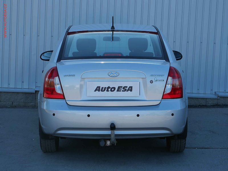 Hyundai Accent (2010) 1.4i, 1.maj,ČR, TZ, park - fotka 5 z 14