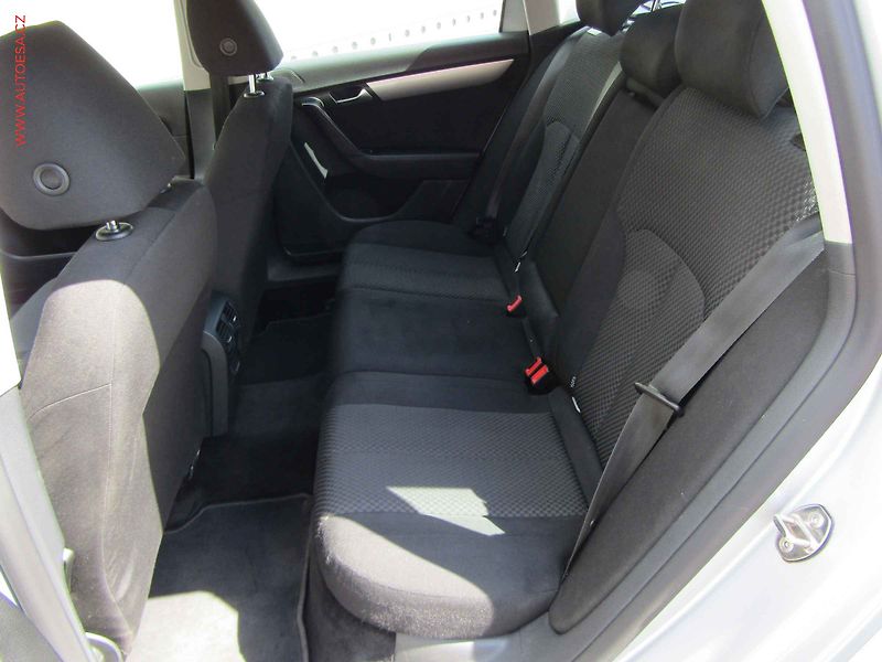 Volkswagen Passat (2011) 1.6 TDi, AC, tempo, park - fotka 10 z 17